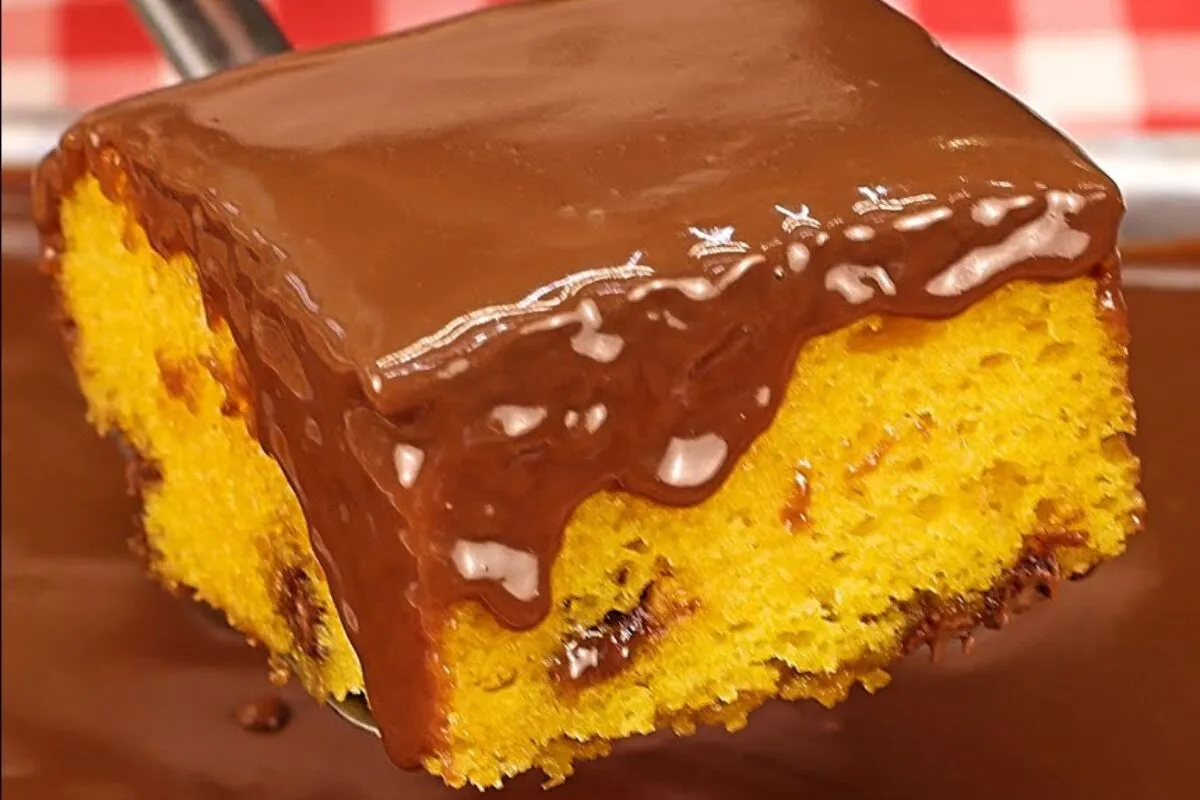 Bolo de cenoura com cobertura de chocolate fofinho, simples e impossível de errar