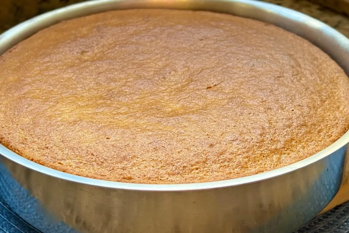 Bolo de cenoura fofinho com uma massa que não fica pesada e todo mundo vai te pedir a receita