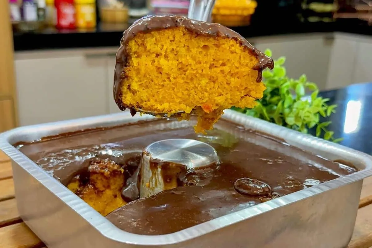 Bolo de cenoura fofinho que nunca mais vai solar com esse truque simples