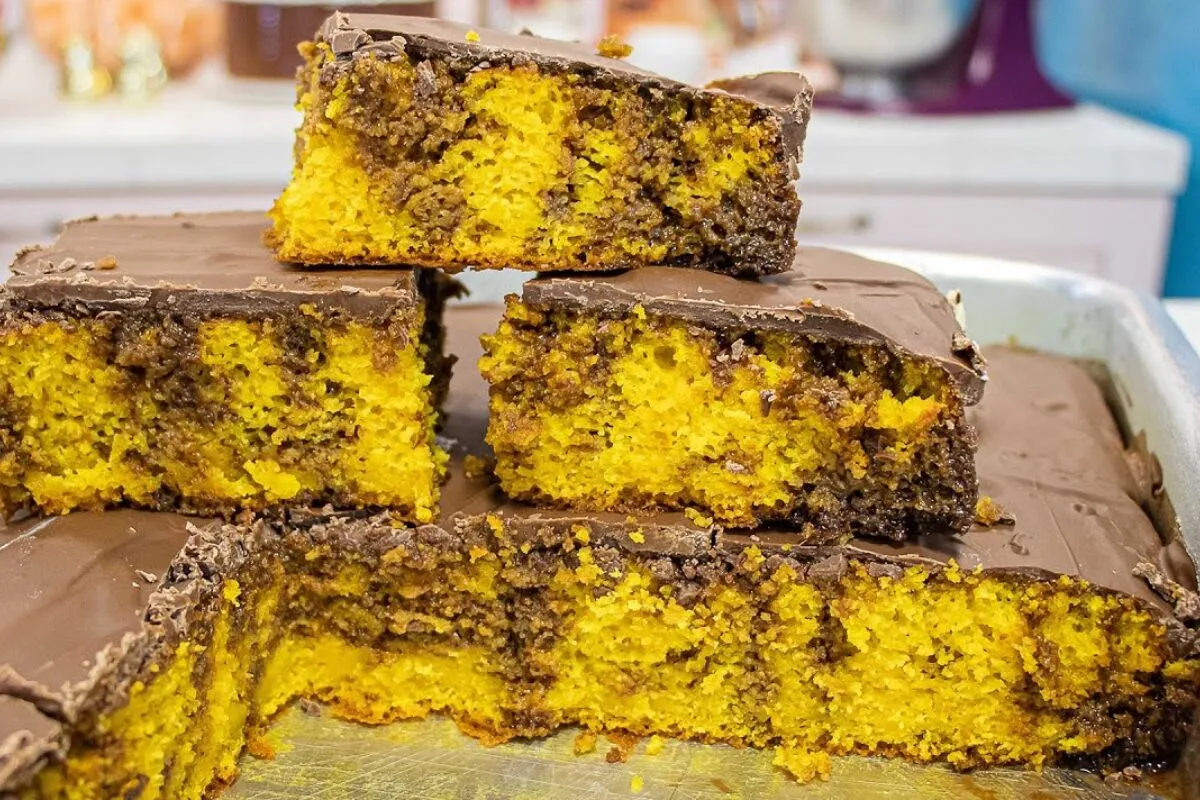 Bolo de cenoura incrível: fofinho, molhadinho e com cobertura crocante de chocolate