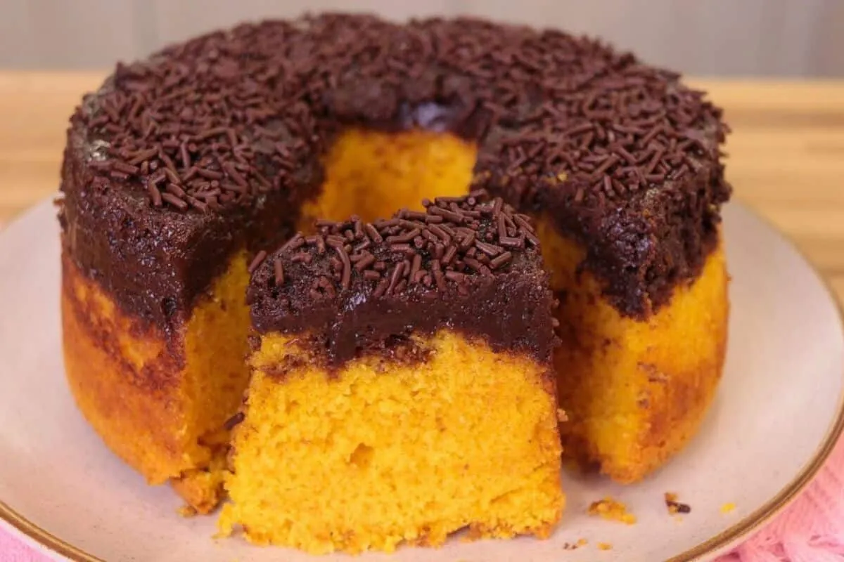 Bolo de cenoura invertido já sai do forno com cobertura cremosa de brigadeiro
