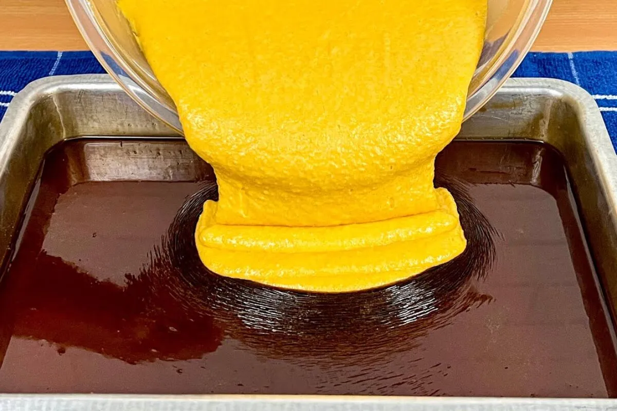 Bolo de cenoura trufado com calda cremosa que surpreende em cada pedaço