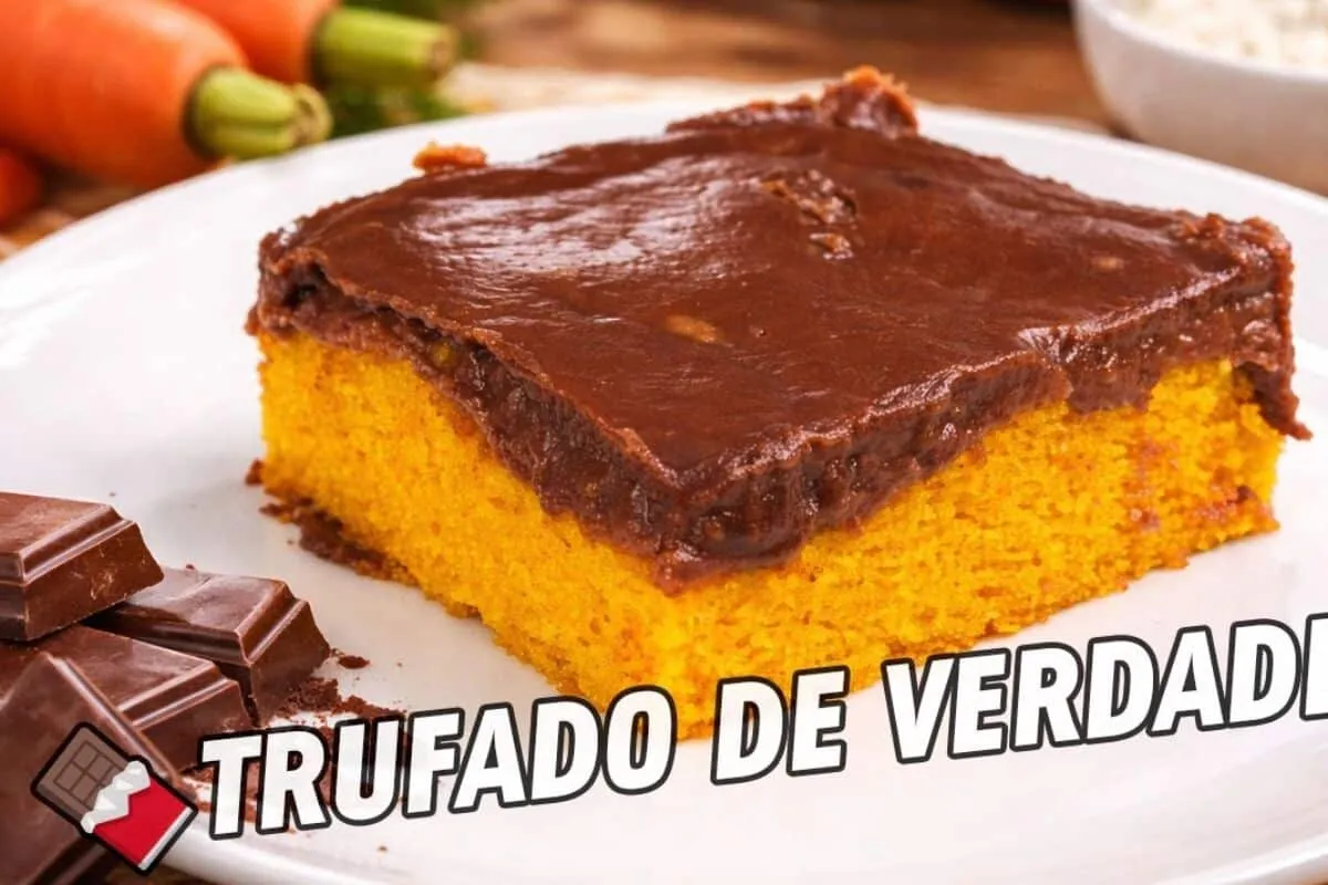 Bolo de cenoura trufado com uma cobertura cremosa de chocolate que é muito fácil de fazer