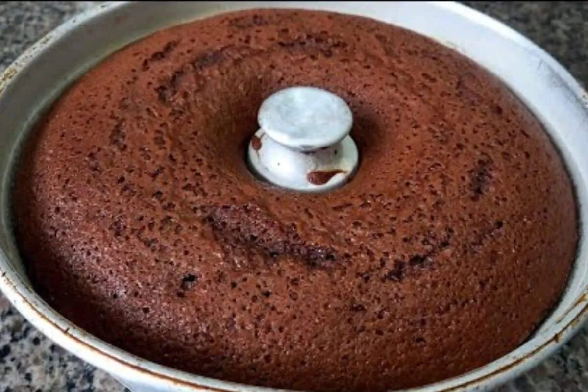 Bolo de chocolate amanteigado fácil e rápido: super fofinho para seu café da tarde