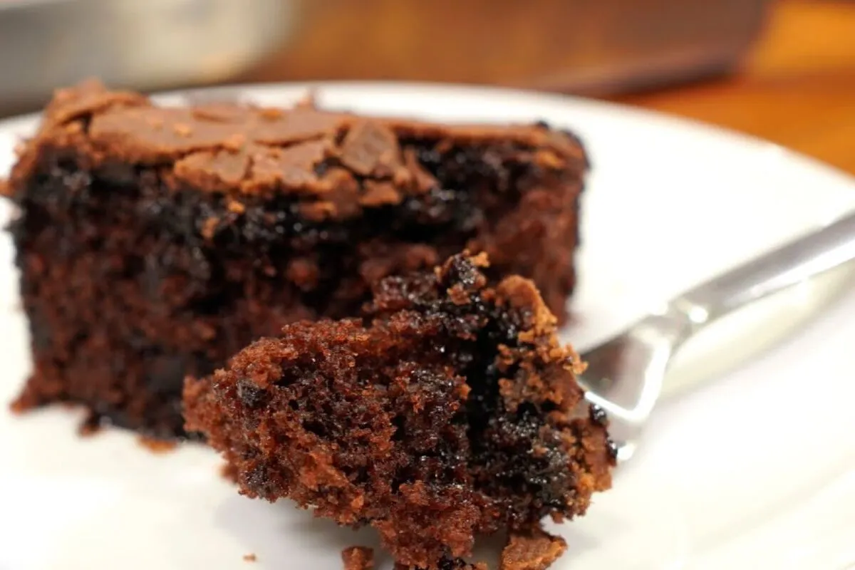 Bolo de chocolate com casquinha crocante por fora e massa molhadinha por dentro
