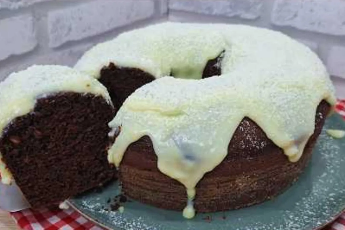 Bolo de chocolate com cobertura de Leite Ninho: combinação perfeita para sua Ceia de Natal