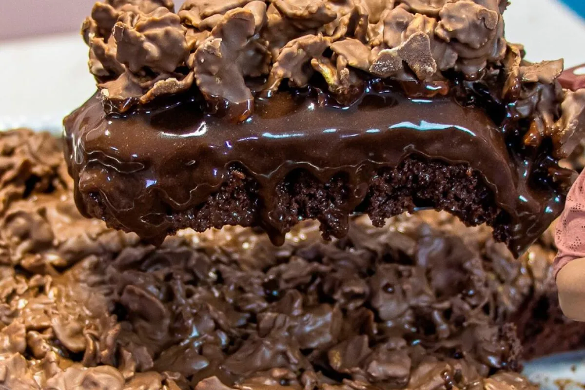Bolo de chocolate crocante: o Crunch Cake viralizado do momento, será que dá certo mesmo?