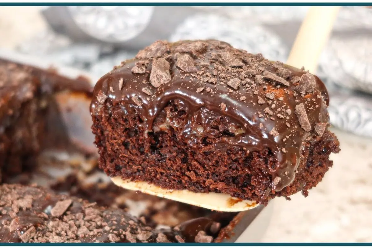 Bolo de chocolate fofinho e molhadão: a receita que não tem erro e é perfeita para o café