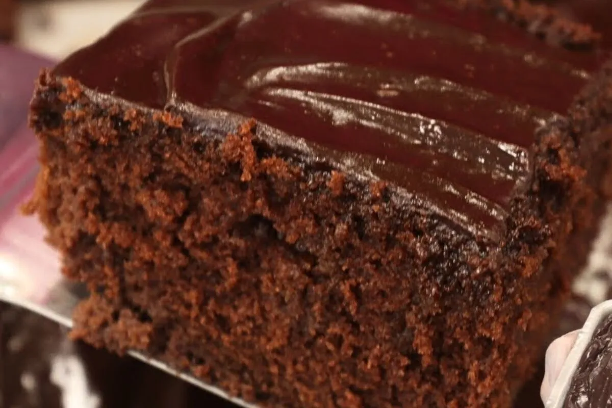 Bolo de chocolate fofinho fácil de preparar para o lanche ou café com a família