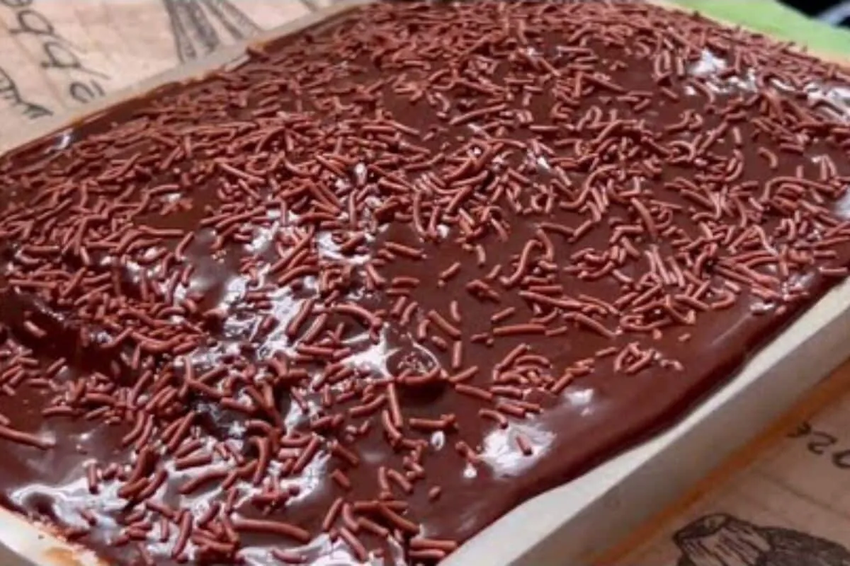 Bolo de chocolate molhadinho com gosto de infância feito igual anos 80 e 90