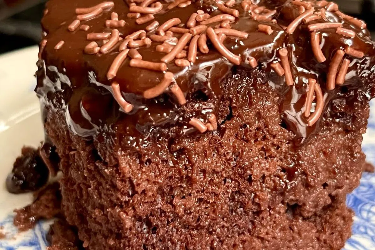 Bolo de chocolate molhadinho, o mais fácil e suculento, ideal para iniciantes na cozinha