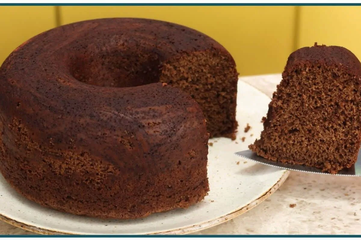 Bolo de chocolate para iniciantes fofinho, úmido e irresistível de tão gostoso