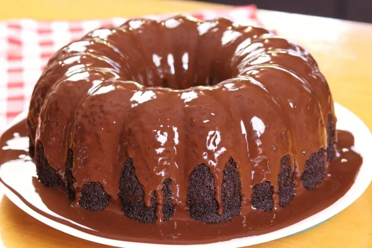 Bolo de chocolate sem trigo e sem lactose que fica incrivelmente fofinho e delicioso