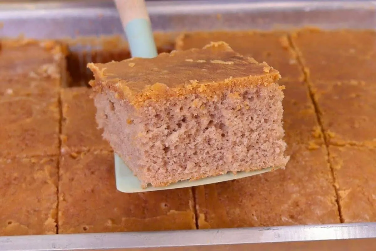 Bolo de churros com cobertura crocante para servir como sobremesa ou no lanche