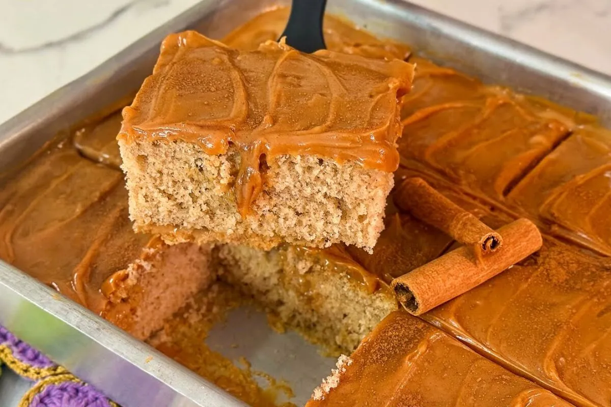 Bolo de churros simples e delicioso com massa fofinha para deixar seu café de ano novo irresistível