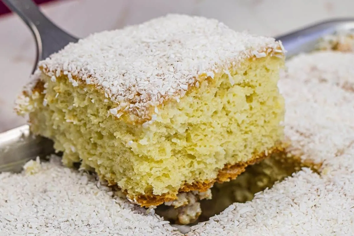 Bolo de coco cremoso com gostinho de casa de vó, úmido e perfeito pra qualquer hora