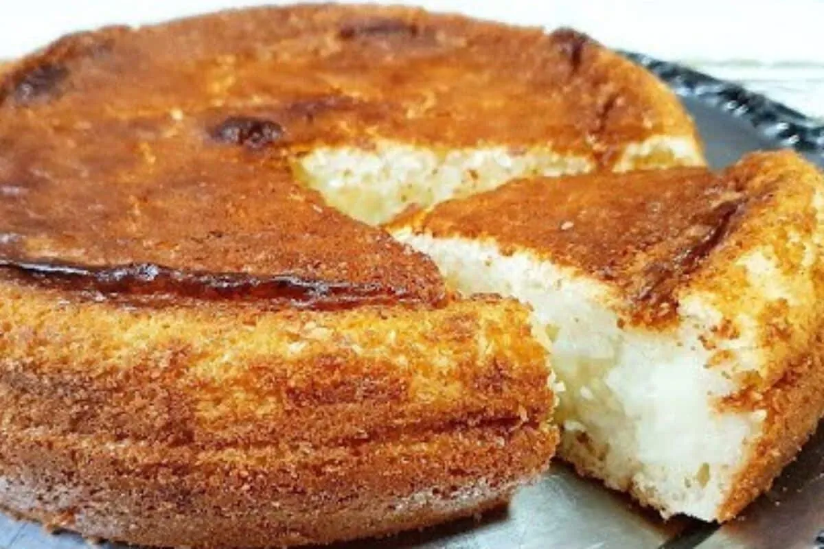 Bolo de coco cremoso para o café da manhã: ninguém resiste a mais um pedaço