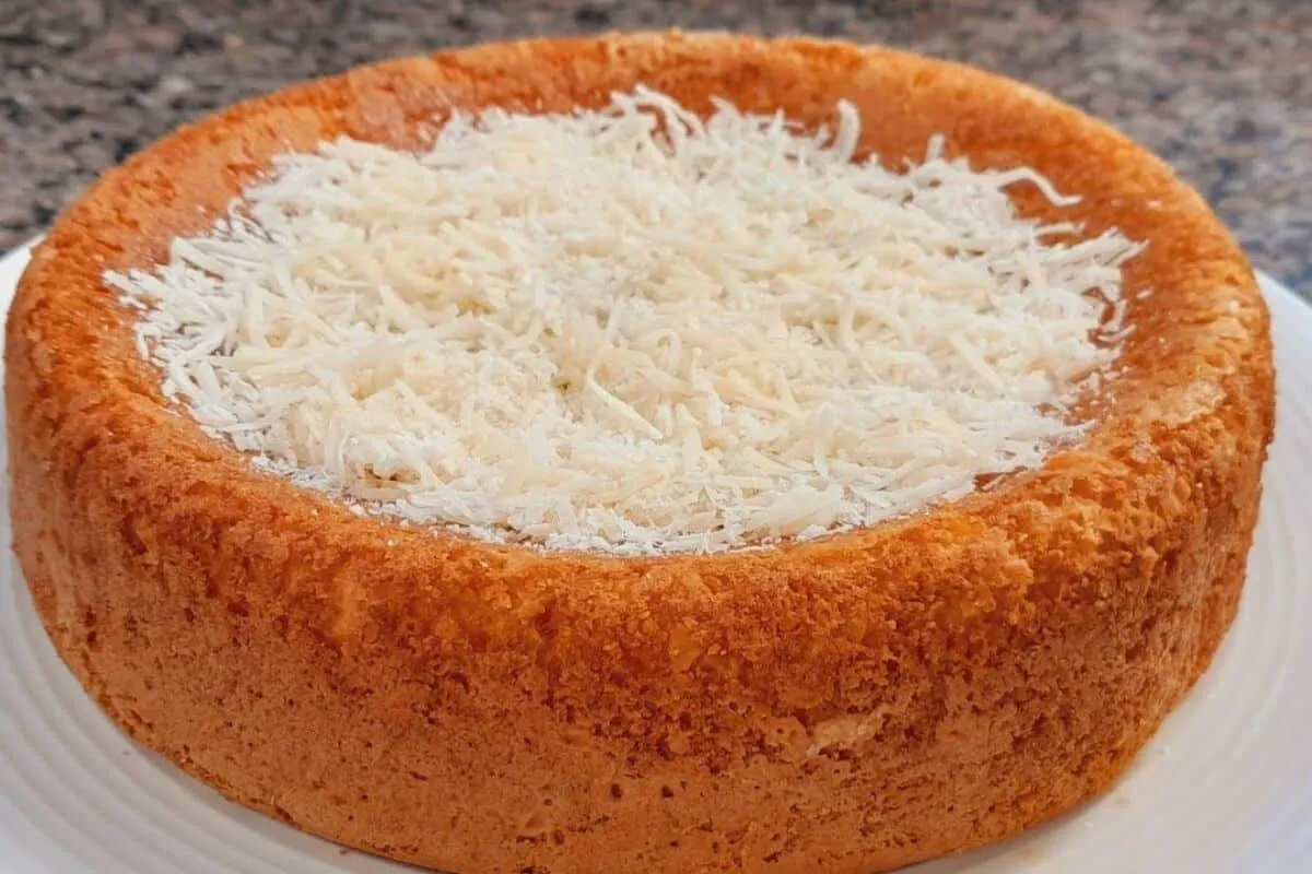 Bolo de coco cremoso sem trigo, fofinho, fácil e pronto rapidinho no liquidificador