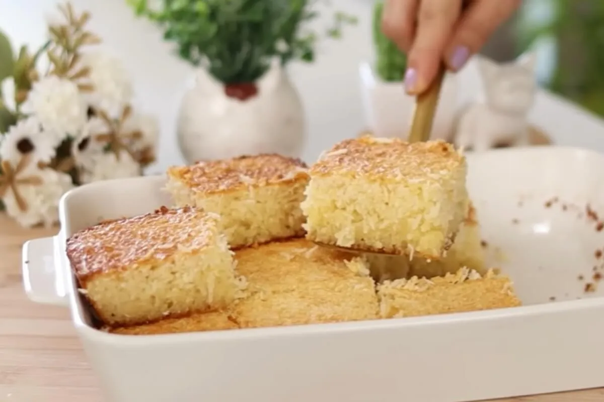 Bolo de coco fácil sem farinha e sem mistério, fofinho, molhadinho e sabor super marcante