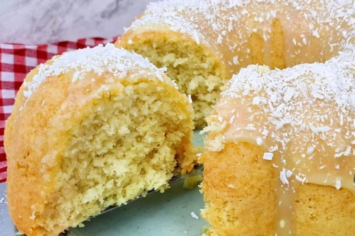 Bolo de coco macio com sabor caseiro que conquista todo mundo fácil de preparar