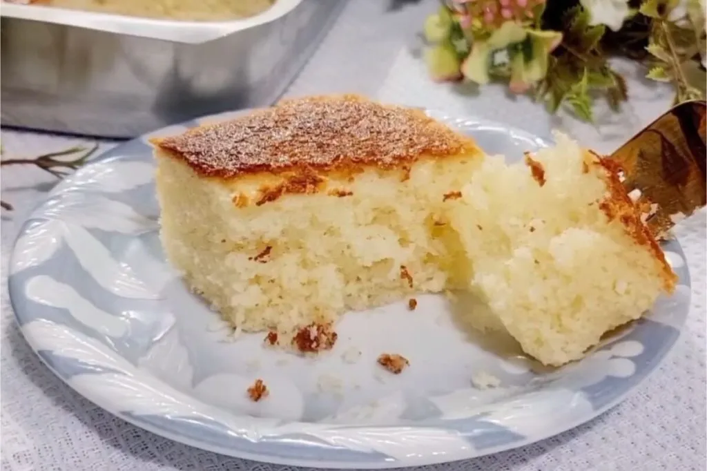 Bolo de coco sem glúten: fofinho e delicioso para servir no café da manhã