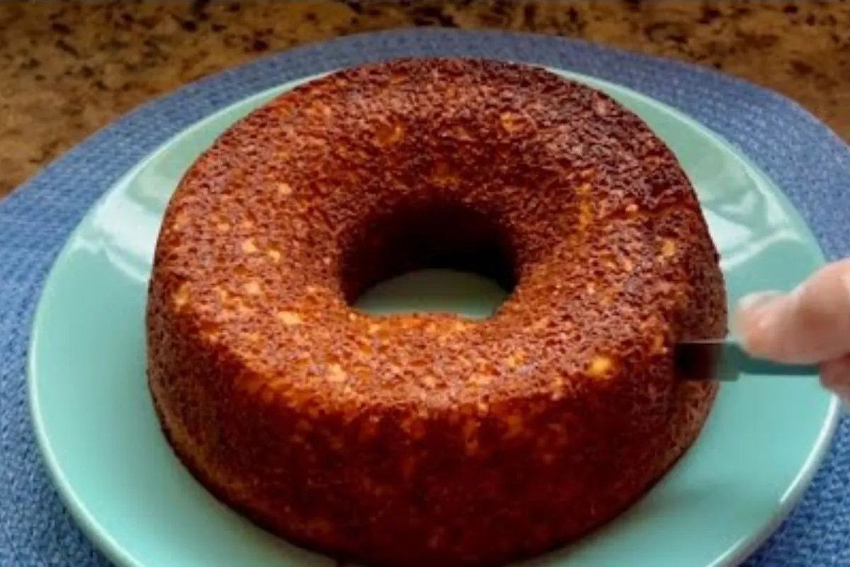 Bolo de cuscuz sem farinha de trigo super fofinho e fácil para servir no café