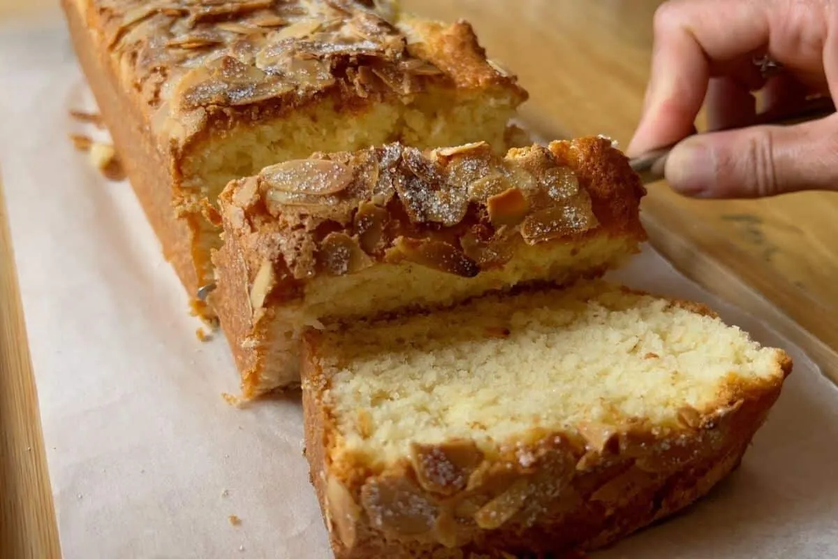 Bolo de farinha de trigo simples e fofinho: aquela receita clássica que vai perfumar a sua cozinha