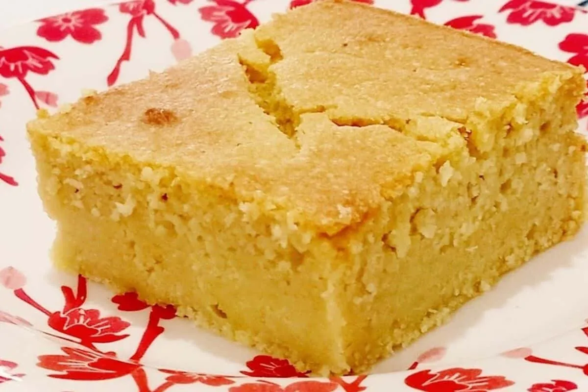 Bolo de flocão com banana que é econômico, fica molhadinho, fofinho e vai surpreender a todos