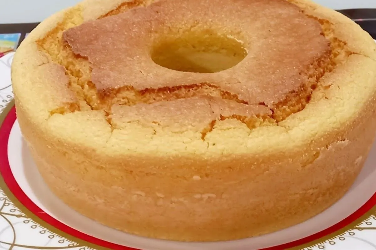 Bolo de flocão cremoso e bem molhadinho, que é a opção ideal para servir quentinho com um café