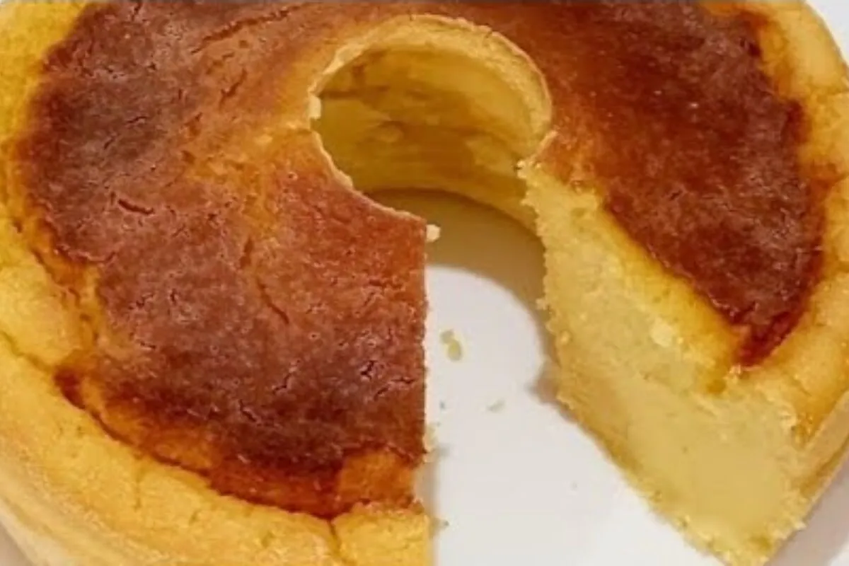 Bolo de flocão cremoso, sem trigo e sem glúten, perfeito para acompanhar um café fresquinho