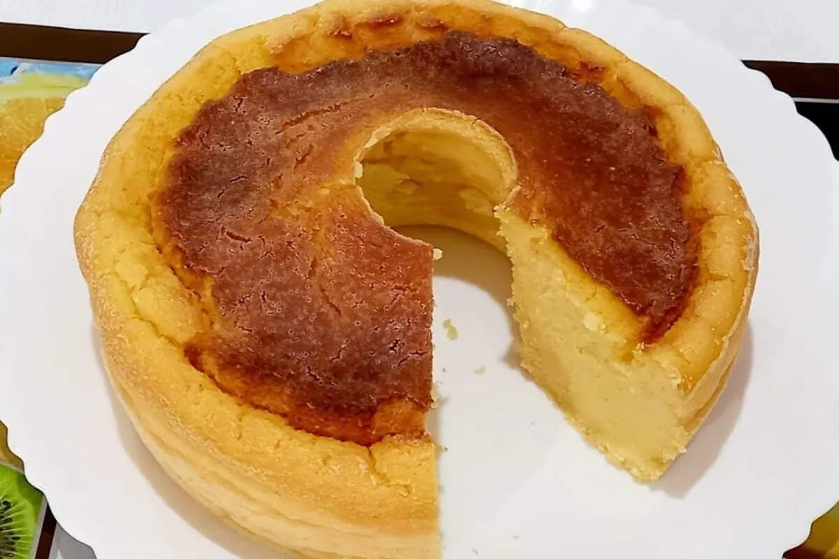Bolo de flocão molhadinho, cremoso e sem glúten: fácil e delicioso para o café da manhã