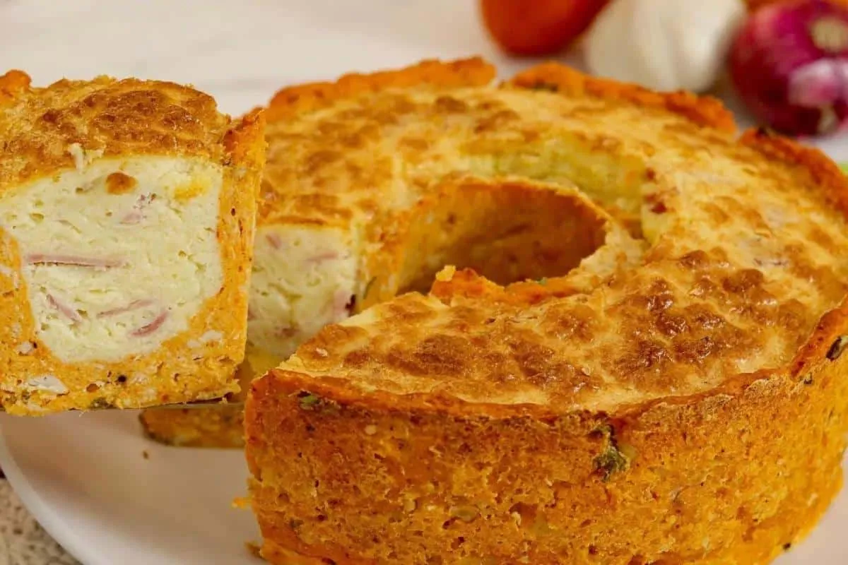 Bolo de frango com queijo para o lanche ou jantar: prático e muito saboroso