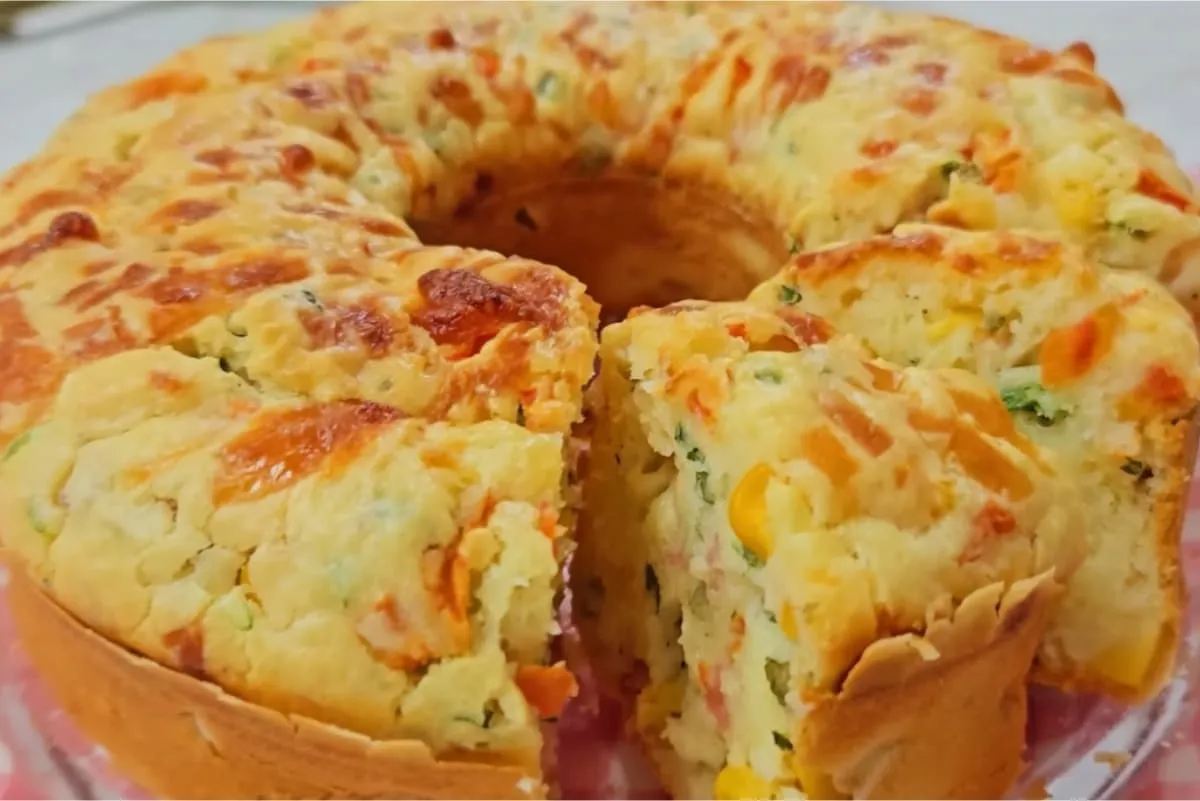 Bolo de frios salgado, fofinho por dentro e ideal pra lanche ou café reforçado