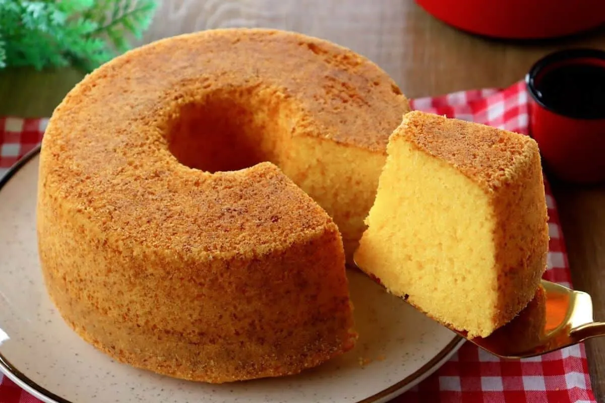 Bolo de fubá bem fofo, aerado e saboroso, uma receita de vó ideal para acompanhar um café