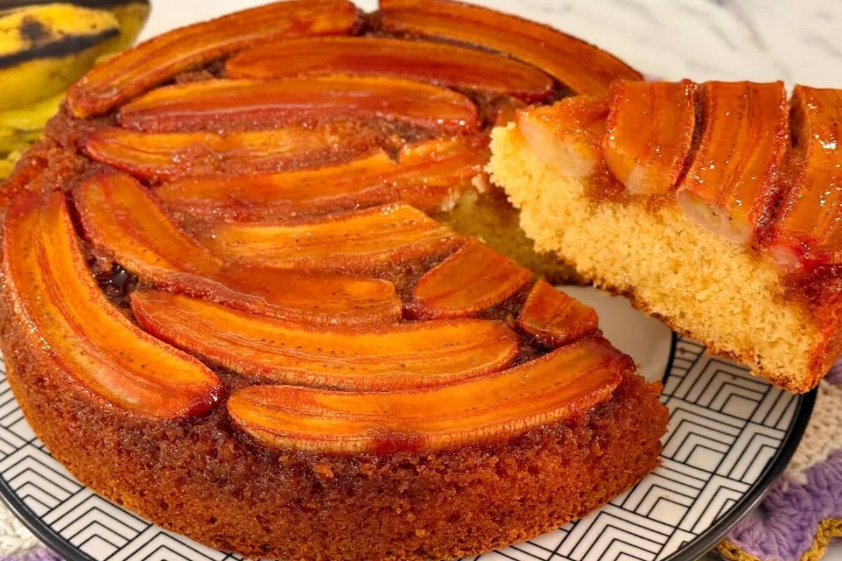 Bolo de fubá com banana: vai acabar tudo no café da manhã mesmo