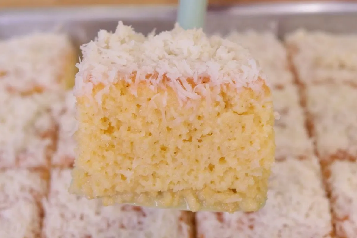 Bolo de fubá com coco fofinho e molhadinho, perfeito para o café da tarde