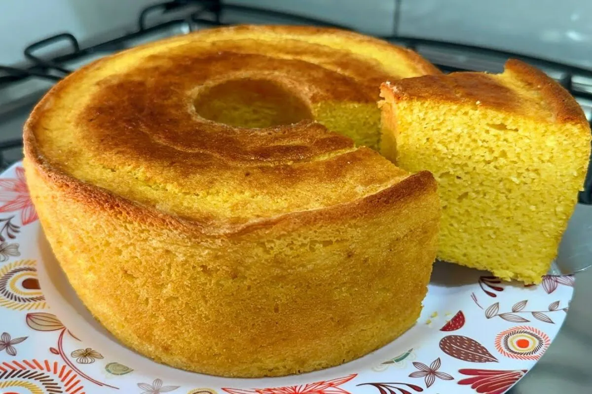 Bolo de fubá com creme de leite: a receita que deixa o bolo tradicional ainda mais molhadinho