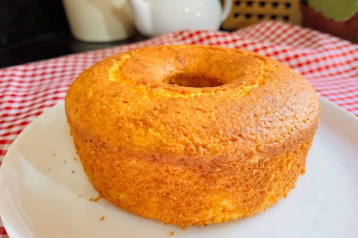 Bolo de fubá com creme de leite: misture 2 ovos e faça essa delícia para seu café da manhã