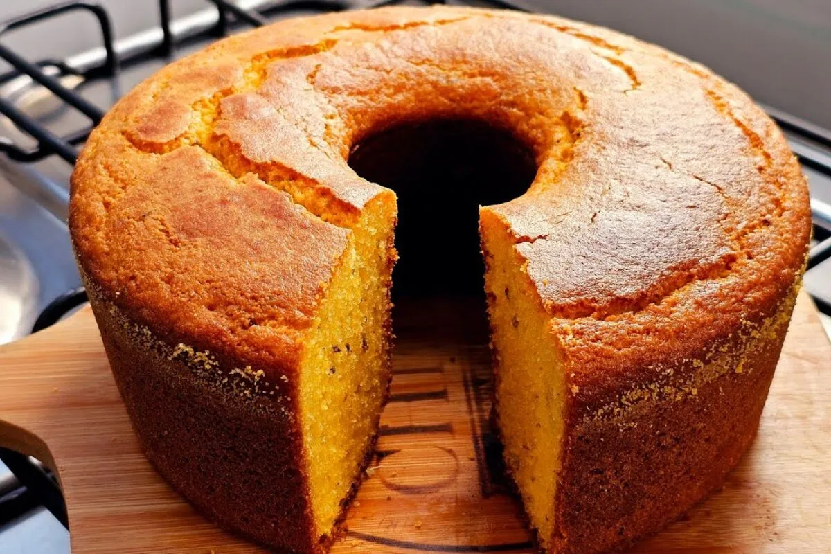 Bolo de fubá com creme de leite sem trigo para um café da tarde fofinho neste fim de ano
