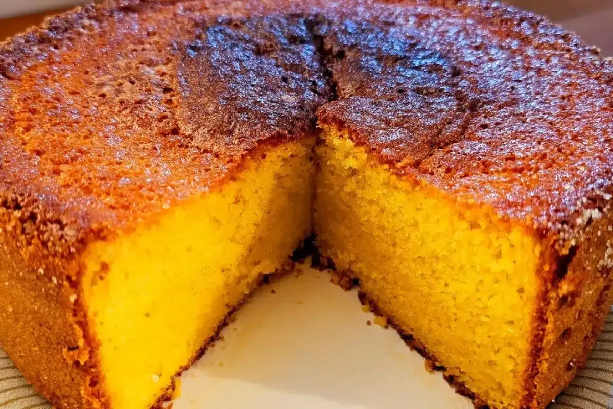 Bolo de fubá com laranja fofinho e molhadinho, aquele bolo caseiro com cheirinho de infância