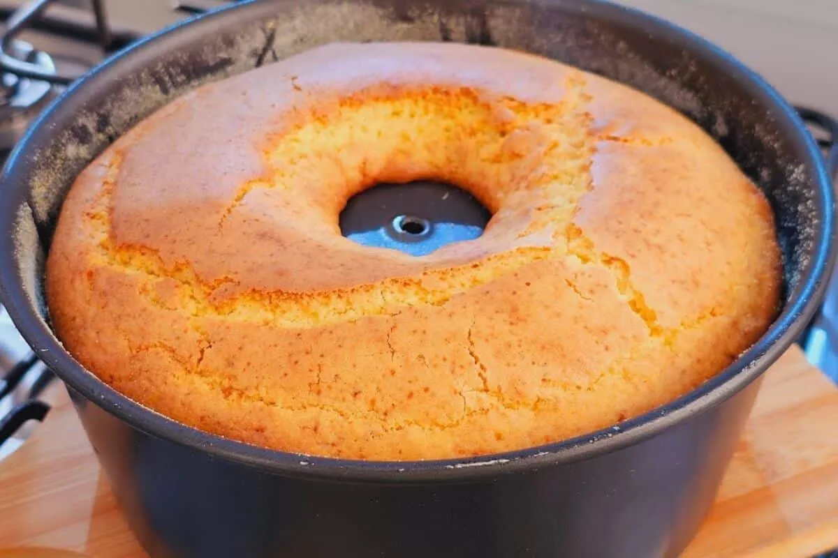 Bolo de fubá com leite e sem trigo: fácil e rápido que fica molhadinho e muito gostoso