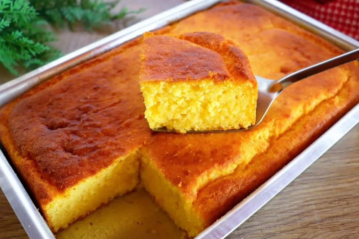 Bolo de fubá cozido macio e saboroso que vai te lembrar café da tarde na roça