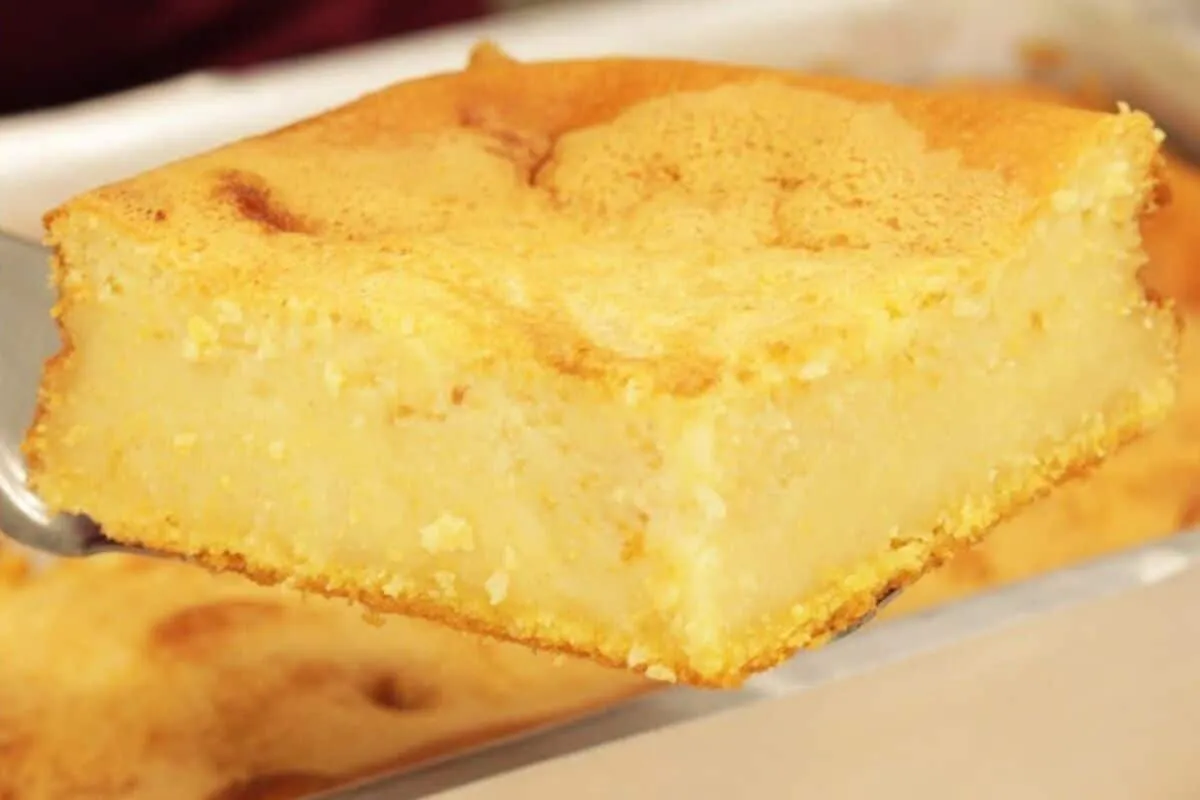 Bolo de fubá cremoso batido no liquidificador que fica pronto em poucos minutos