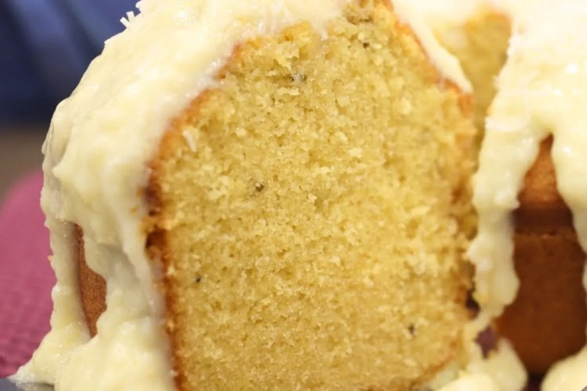 Bolo de fubá cremoso da vovó com cobertura de coco que fica pronto em minutos para o café