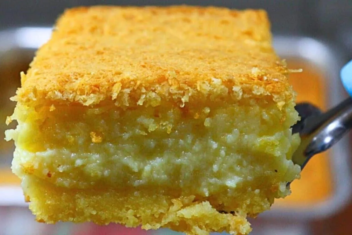 Bolo de fubá cremoso de liquidificador que parece um pudim de tão rápido e delicioso