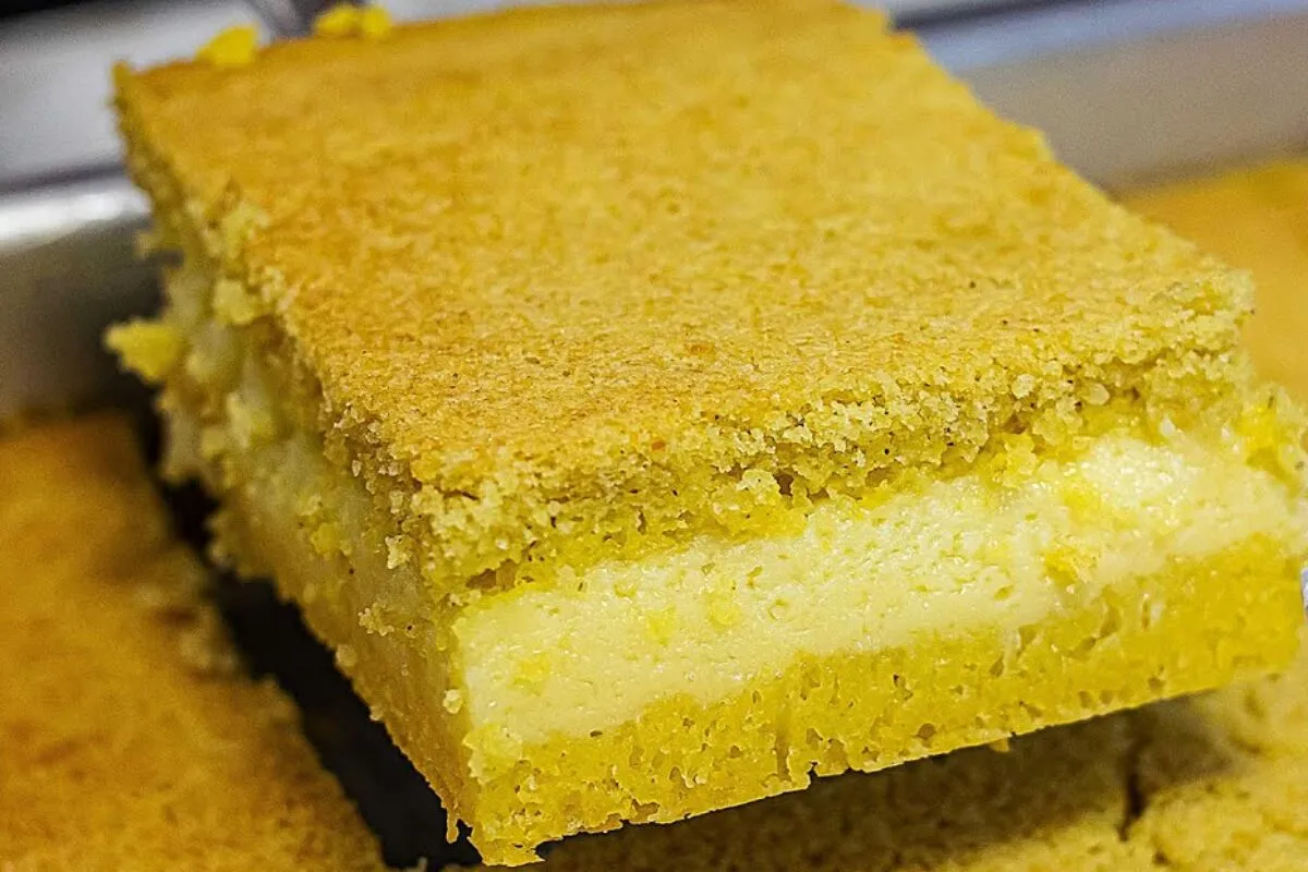 Bolo de fubá cremoso mais fácil do mundo de liquidificador que já sai do forno recheado