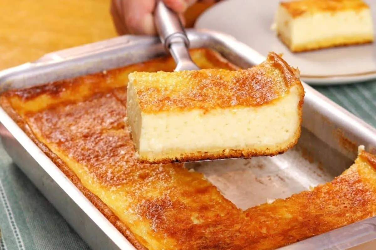 Bolo de fubá cremoso, tão cremoso que parece pudim e não precisa de batedeira