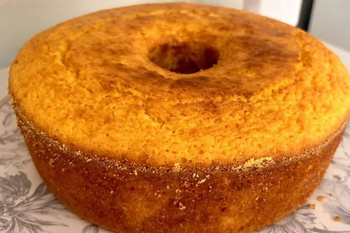 Bolo de fubá da vovó fofinho, feito sem trigo e sem leite, que fica uma verdadeira delícia