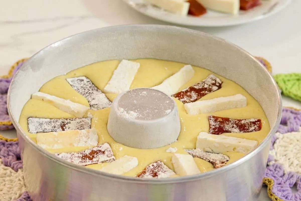 Bolo de fubá delicioso com queijo e goiabada que já sai do forno recheado