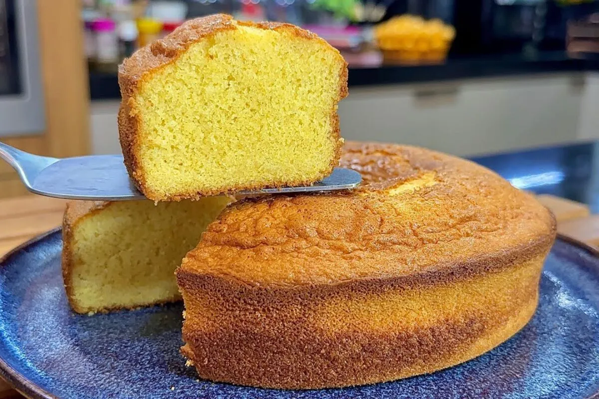 Bolo de fubá fofinho com muito sabor para o chá da tarde numa receita rápida e prática